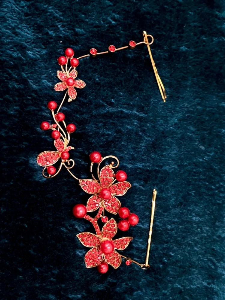 Červený doplnok do vlasov