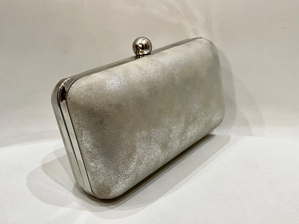 Dámska lesklá strieborná kabelka