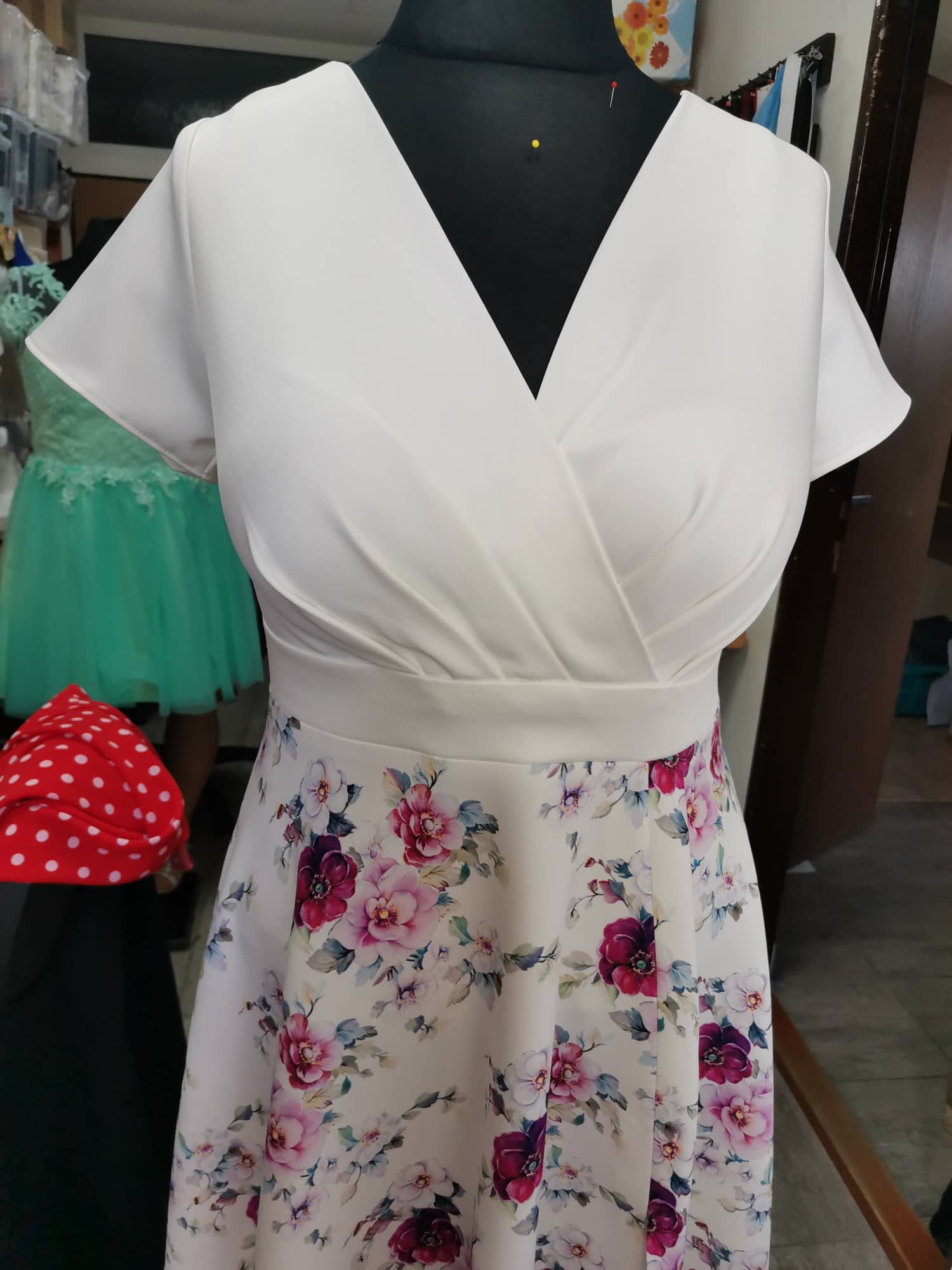 Kvietkované šaty vo veľkosti M/L