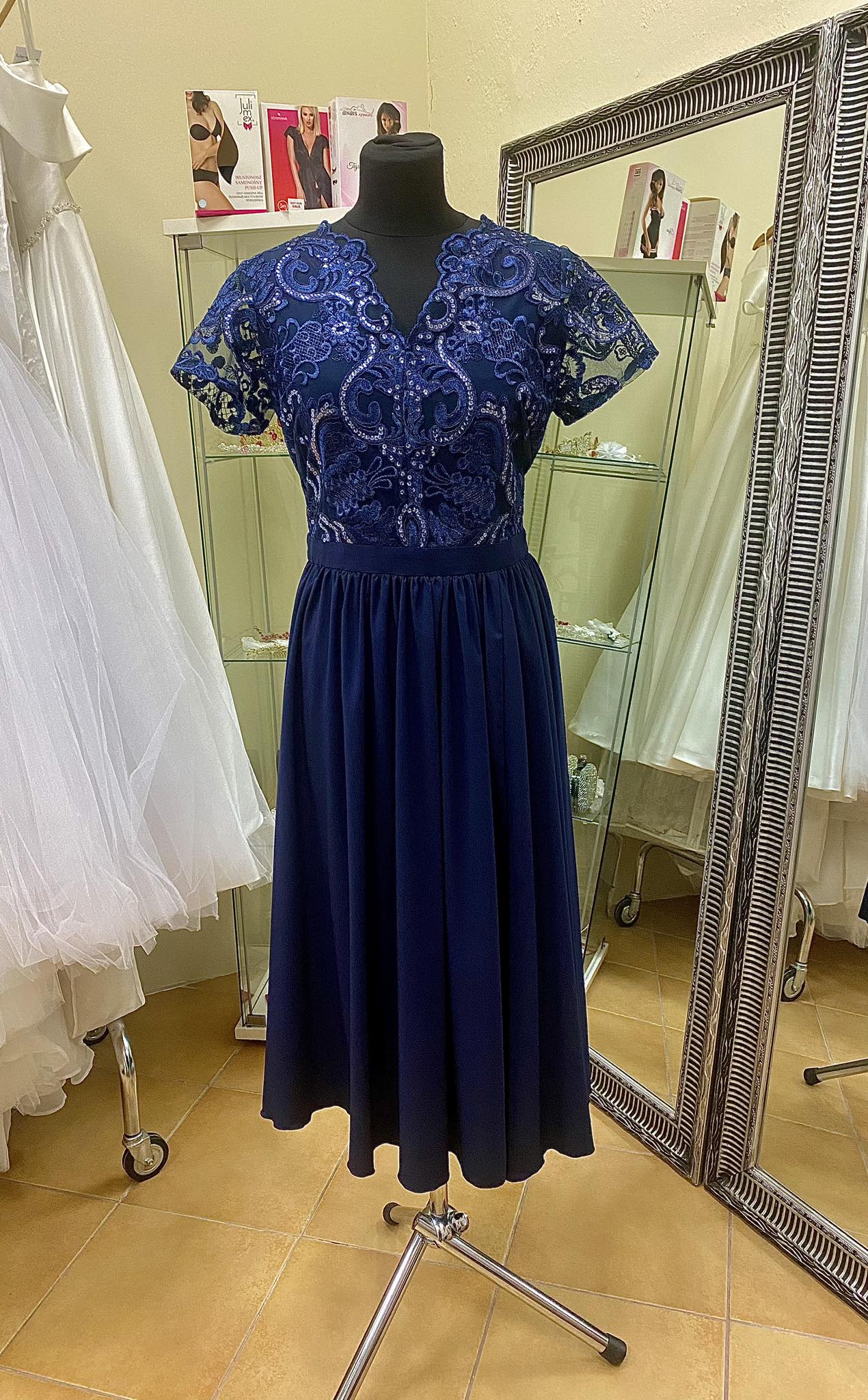 Spoločenské midi  šaty vo veľkosti L