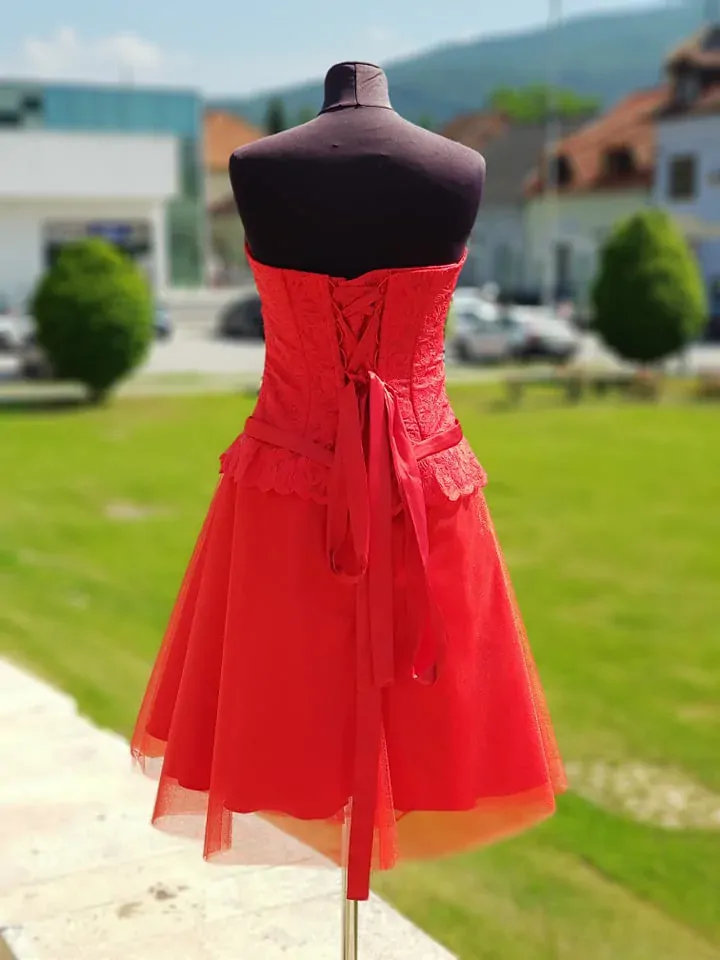 Krátke červené šaty na viazanie