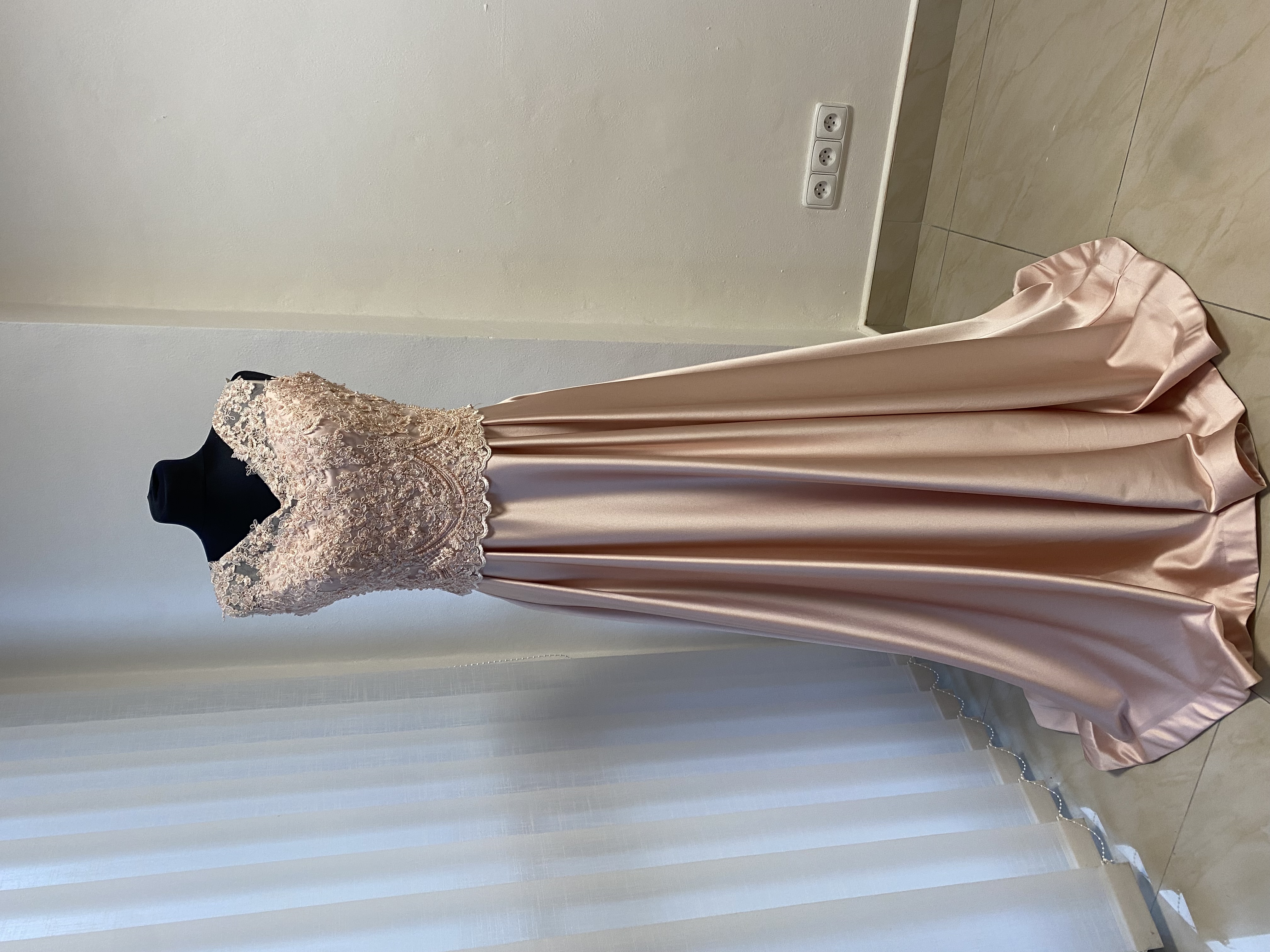 Spoločenské šaty vo veľkosti M/L