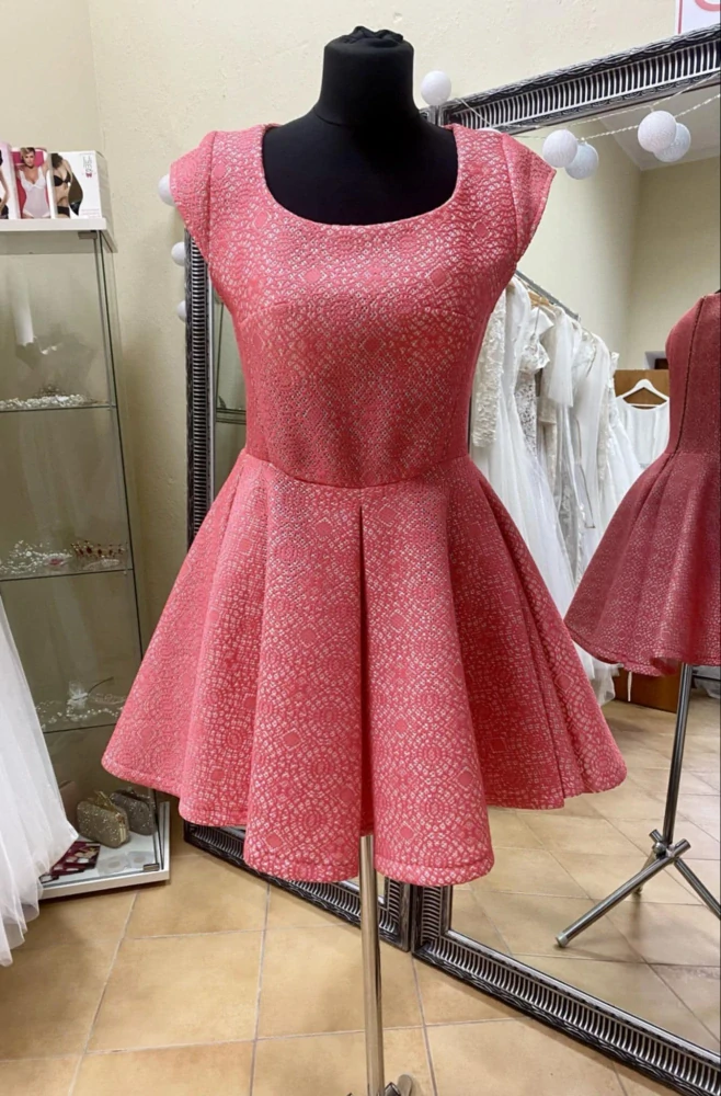 Spoločenské šaty vo veľkosti L