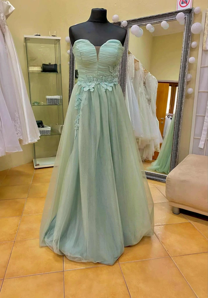 Spoločenské šaty vo veľkosti S/M