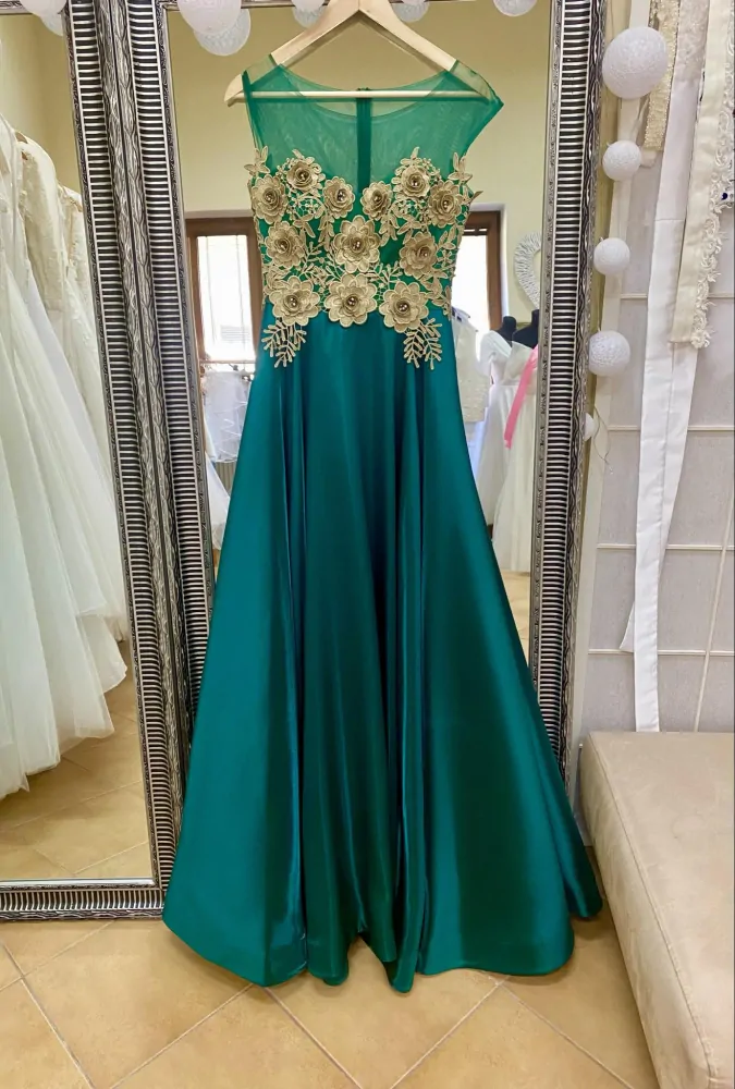 Spoločenské šaty vo veľkosti S