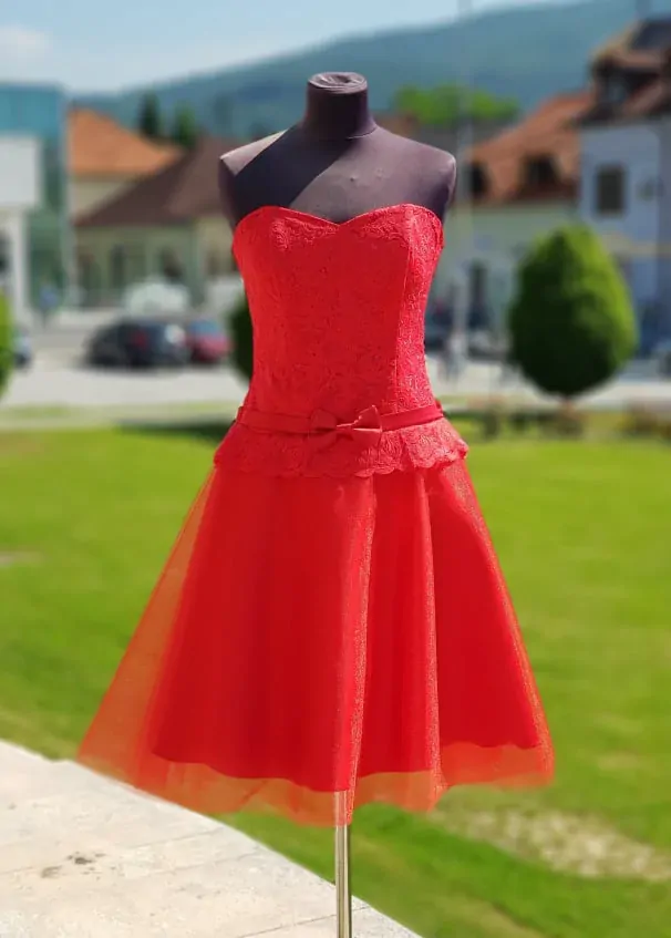 Krátke červené šaty na viazanie