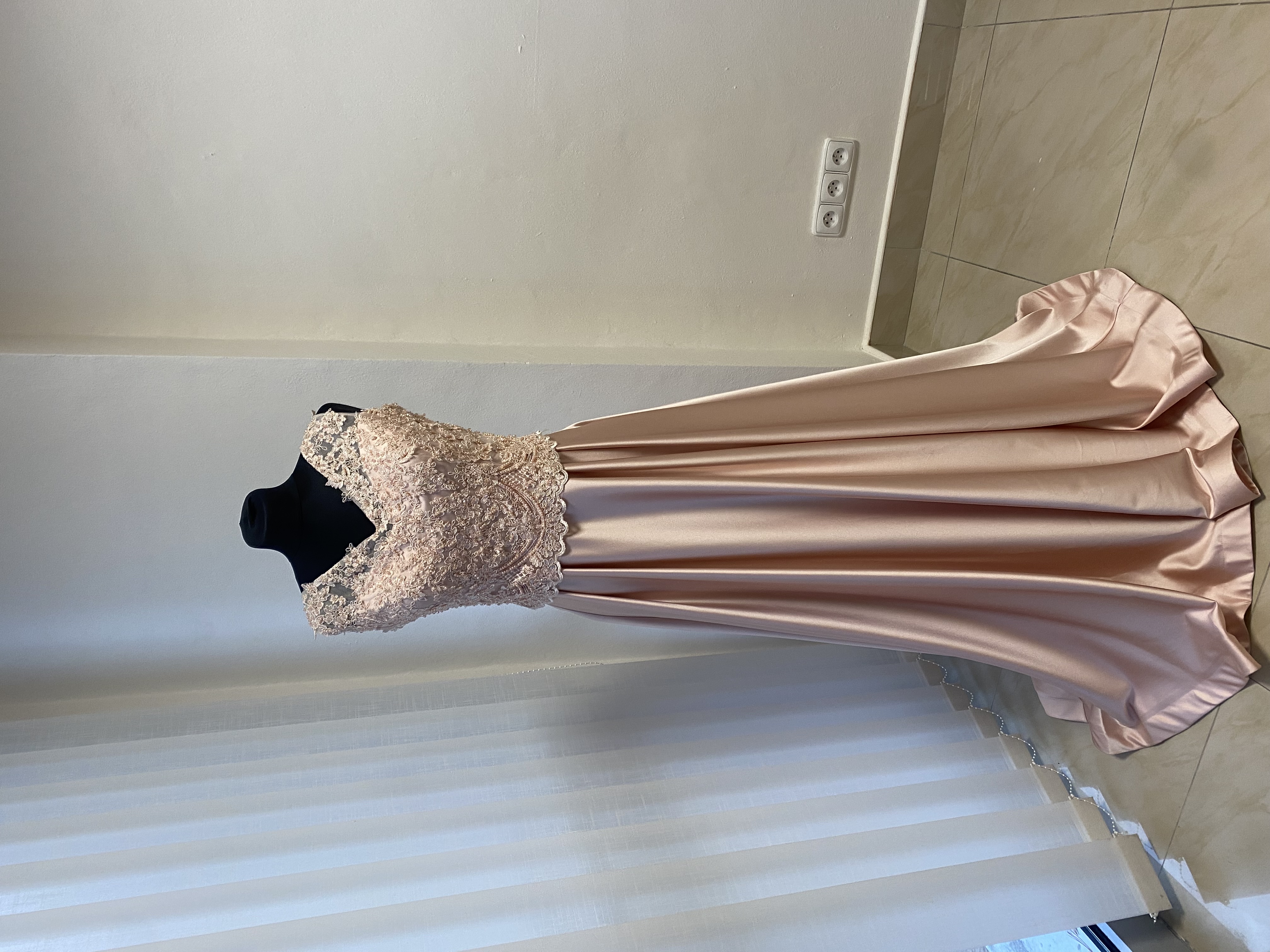 Spoločenské šaty vo veľkosti M/L