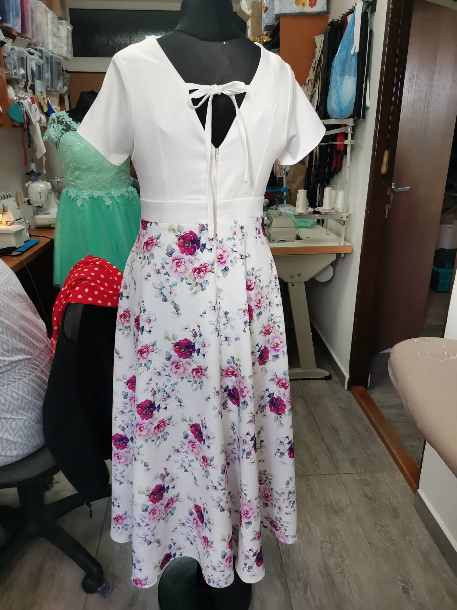 Kvietkované šaty vo veľkosti M/L