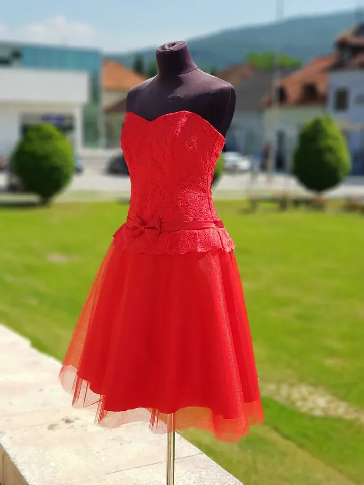 Krátke červené šaty na viazanie