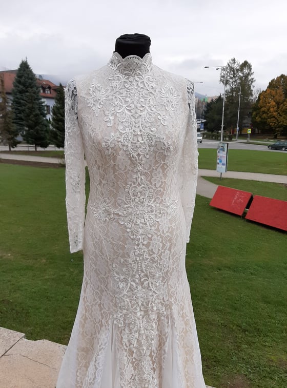 Extravagantné svadobné/spoločenské šaty S/M