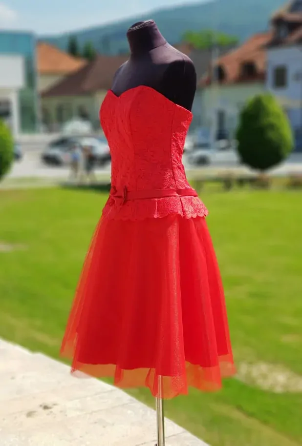 Krátke červené šaty na viazanie